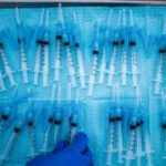 Estudo revela sintomas cronicos mais comuns apos vacinacao contra COVID 19