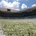 Meia do São Paulo cutuca grama do Allianz Parque: 'Para futebol de 5'