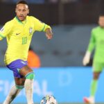 Neymar passa por cirurgia no joelho; atacante e pai se manifestam