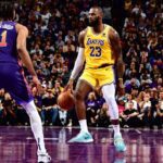 LeBron dá susto, mas comanda virada dos Lakers sobre os Suns na NBA Cup