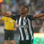 Jornal põe Jeffinho na mira do Botafogo e cita histórico decepcionante no Lyon