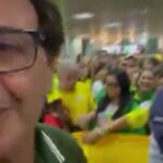 AGORA Multidao aguarda Bolsonaro no aeroporto de Maceio VEJA VIDEO