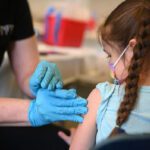 Criancas vacinadas em ensaios de mRNA contra a COVID 19 apresentam