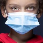 Nenhuma evidencia de beneficio do uso de mascara em criancas