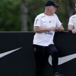 Corinthians muda planos e deve ter reforços chegando durante Paulista