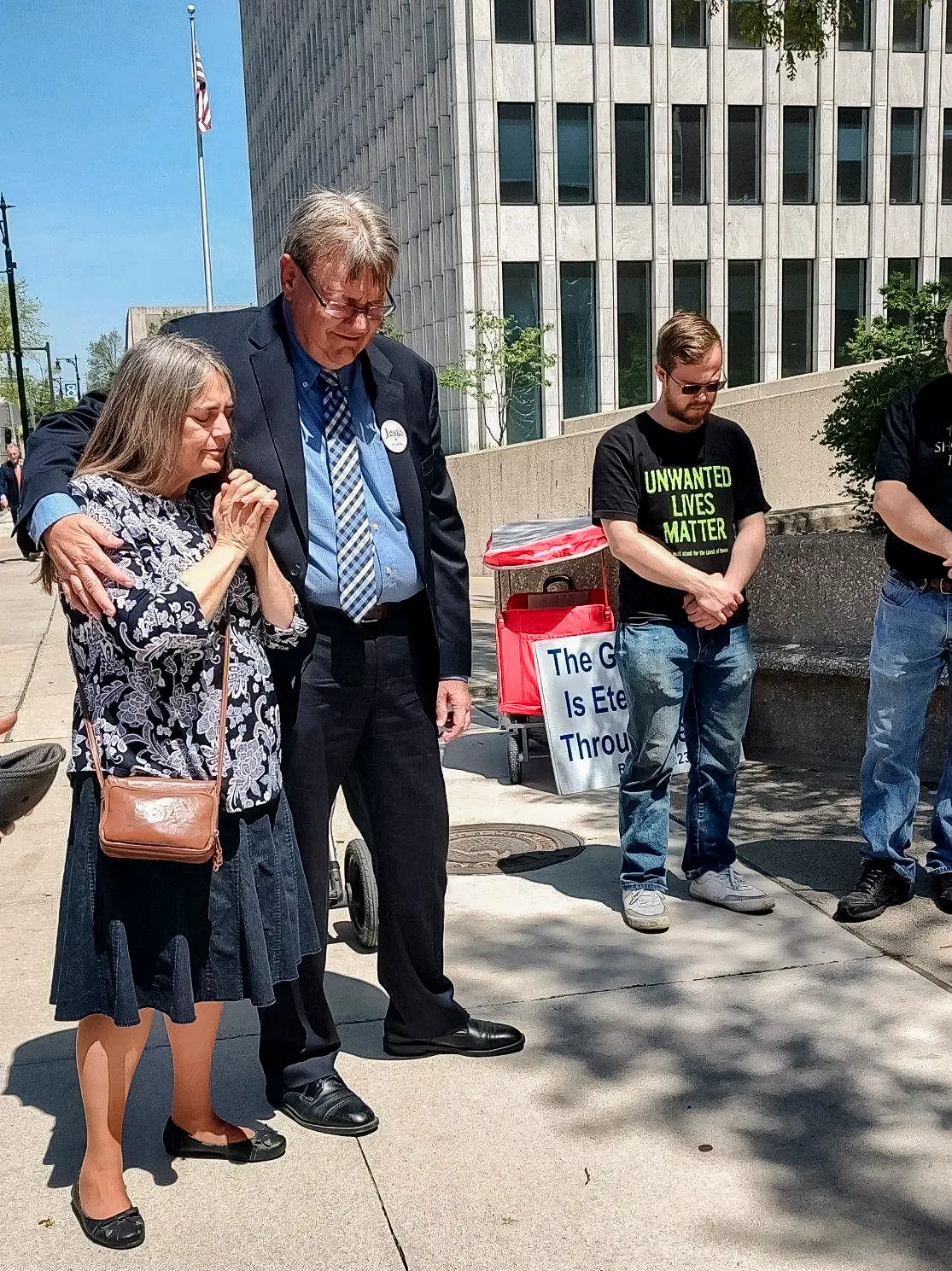Trish e Calvin Zastrow, junto com simpatizantes, oram antes de entrar na corte em Grand Rapids, Michigan, em 11 de maio de 2023. (Cortesia de Cal Zastrow)