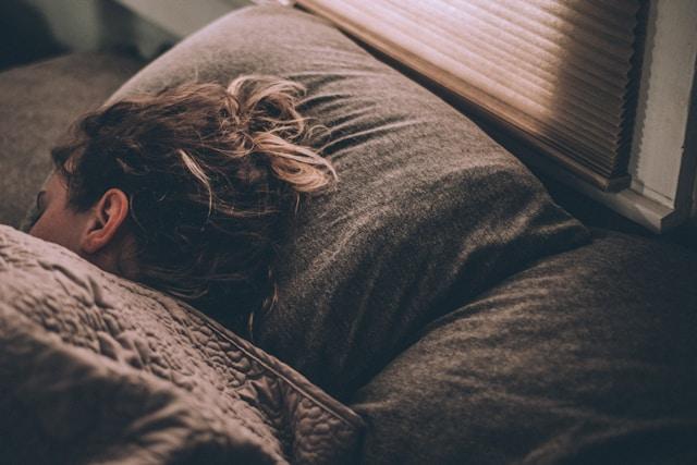 Obter um sono de qualidade é uma parte crucial para fortalecer o sistema imunológico. (Unsplash)