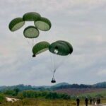 Exercito lanca 100 toneladas de comida de paraquedas para Yanomamis