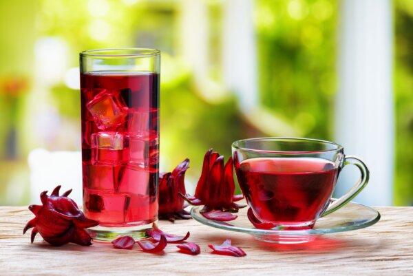 O chá de hibisco pode ser servido quente ou frio. (Efired/Shutterstock)
