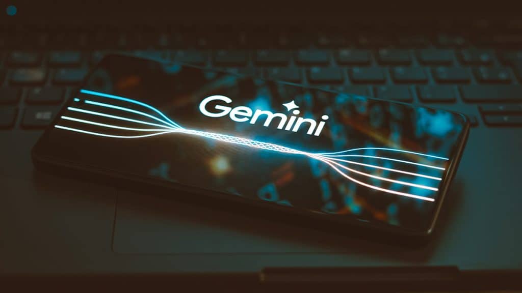 Dispositivo móvel com logotipo do Gemini sobre teclado de notebook