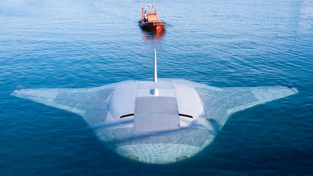 Submarino Manta Ray, com formato de arraia, no mar
