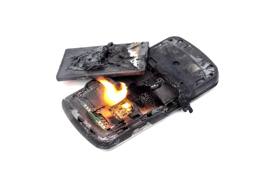 Imagem mostra o que pode acontecer quando o celular está esquentando, a bateria pode explodir
